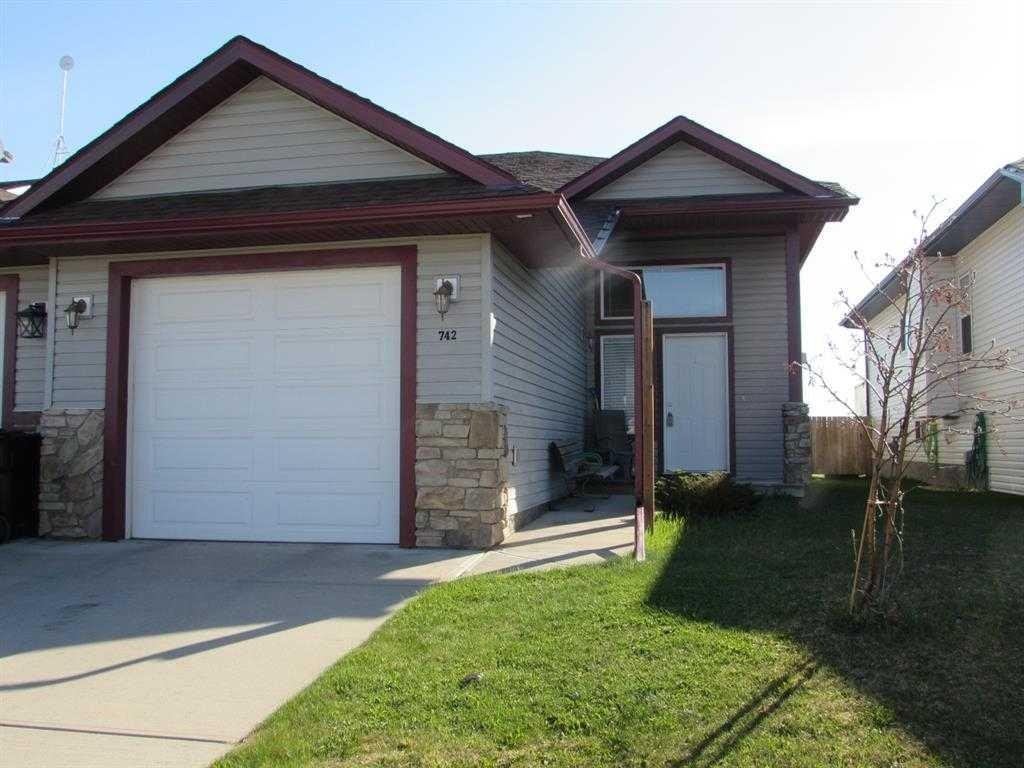 742 Carriage Lane Drive, Carstairs, Alberta, T0M 0N0