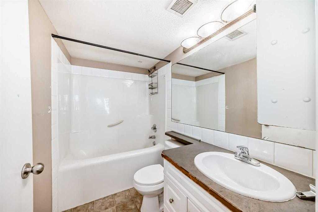 #411 2000 Applevillage Court SE, Calgary, Alberta, T2A 7Z4