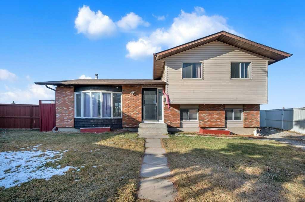 64 Castledale Crescent NE, Calgary, Alberta, T3J 1X4
