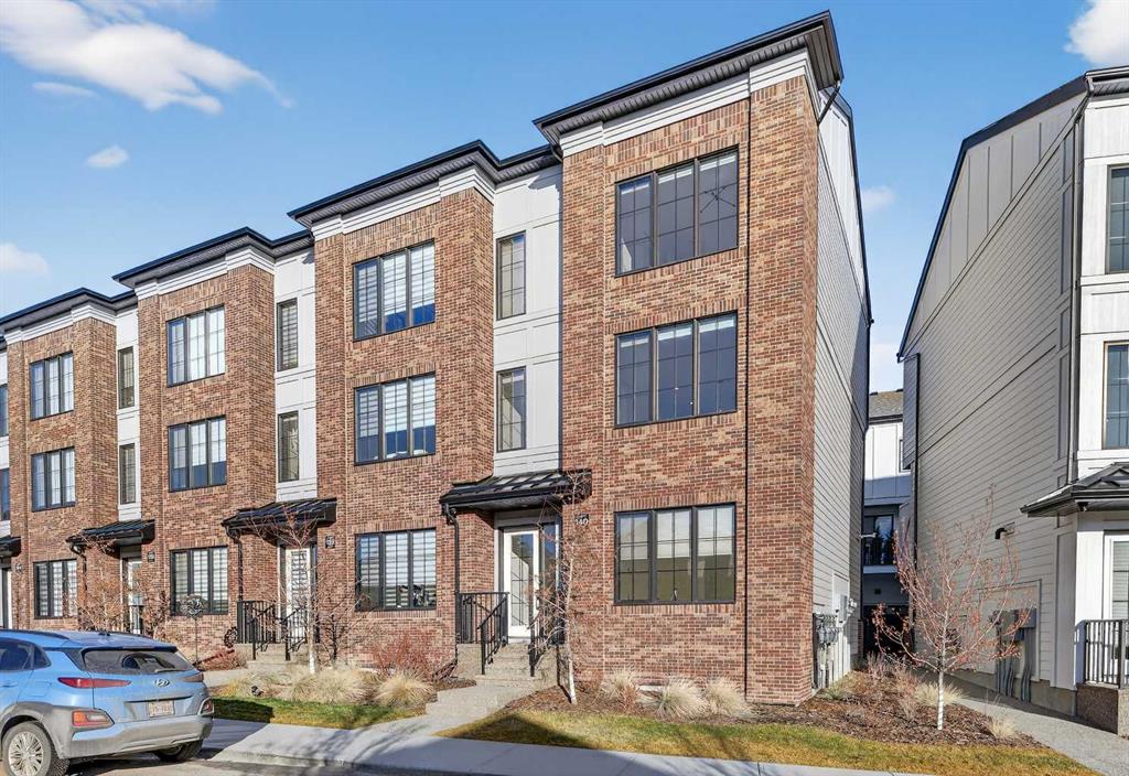 140 Discovery Drive SW, Calgary, Alberta, T3H 4N7