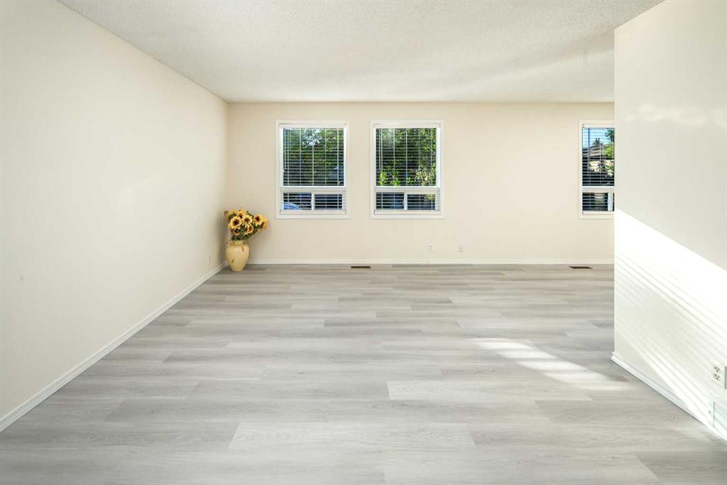 20 Bernard Way NW, Calgary, Alberta, T3K 2B9