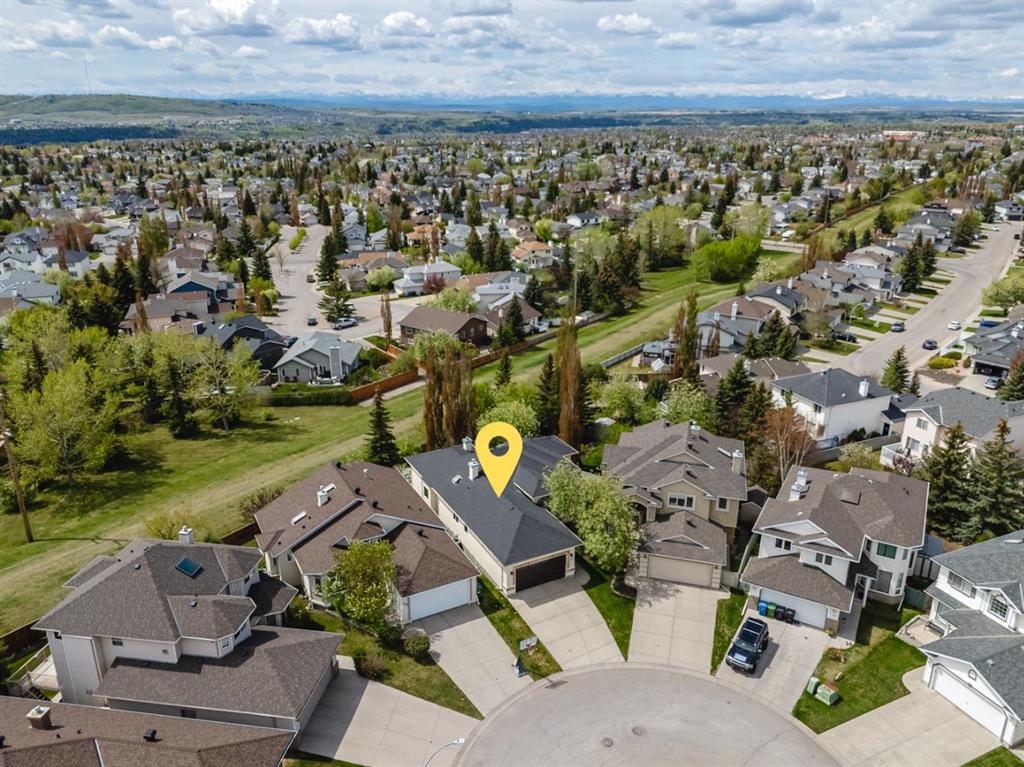 121 Scenic View Bay NW, Calgary, Alberta, T3L 1Z7