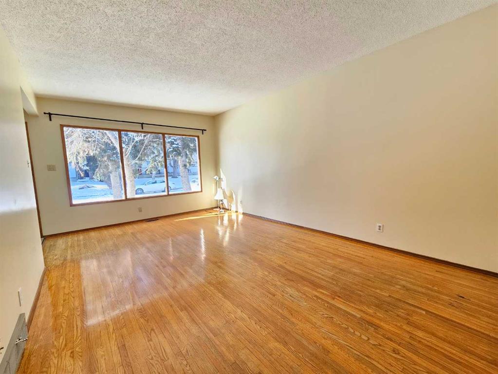7116 Hunterville Road NW, Calgary, Alberta, T2K 4J8