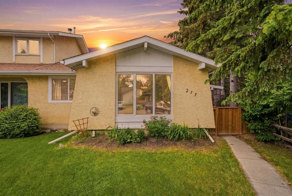 217 Woodvale Bay SW, Calgary, Alberta, T2W 3L4
