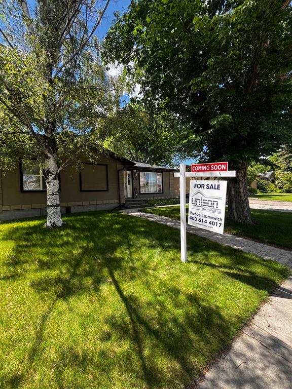 6031 Lacombe Way SW, Calgary, Alberta, T3E5T4