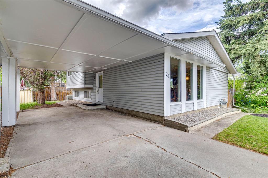 28 Cantrell Bay SW, Calgary, Alberta, T2W 2C2