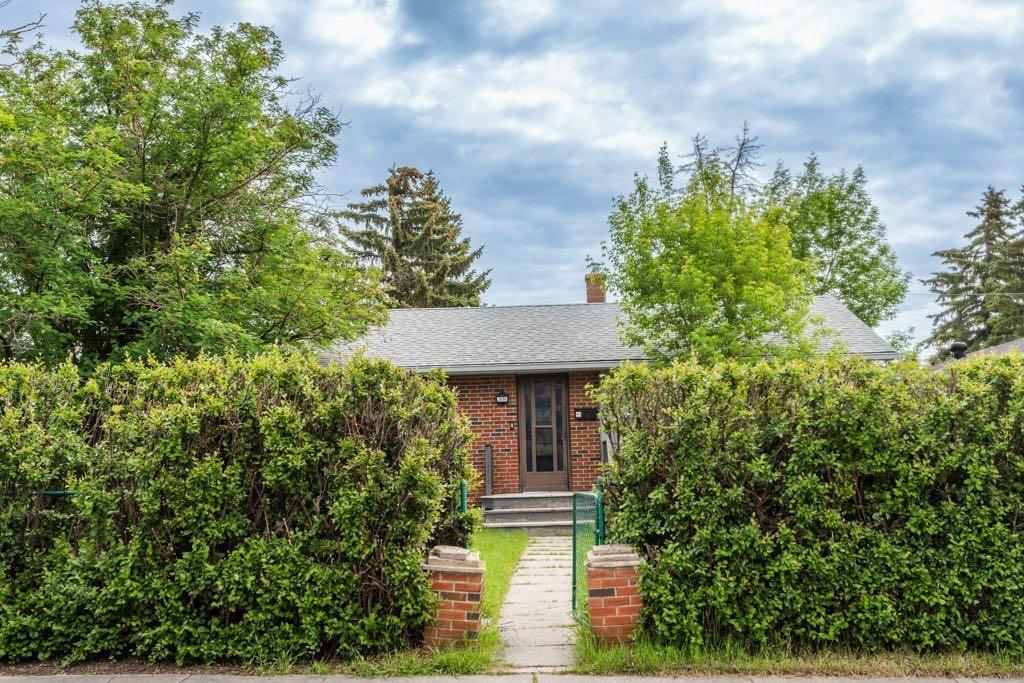 3136 46 Street SW, Calgary, Alberta, T3E 3W8