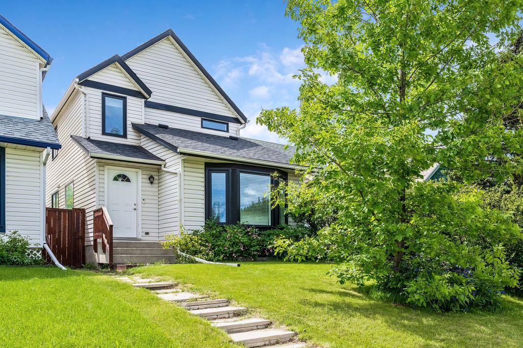 15 Woodmont Green SW, Calgary, Alberta, T2W 4Z3