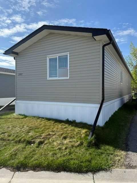 #202 1101 84 Street NE, Calgary, Alberta, T2A7X2