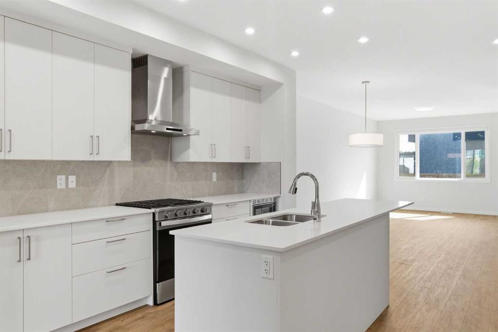 107 Royston Way NW, Calgary, Alberta, T3L 0M4