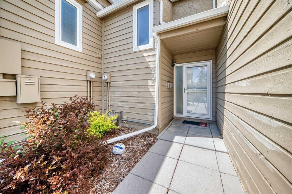 #205 829 Coach Bluff Crescent SW, Calgary, Alberta, T3H 1B1