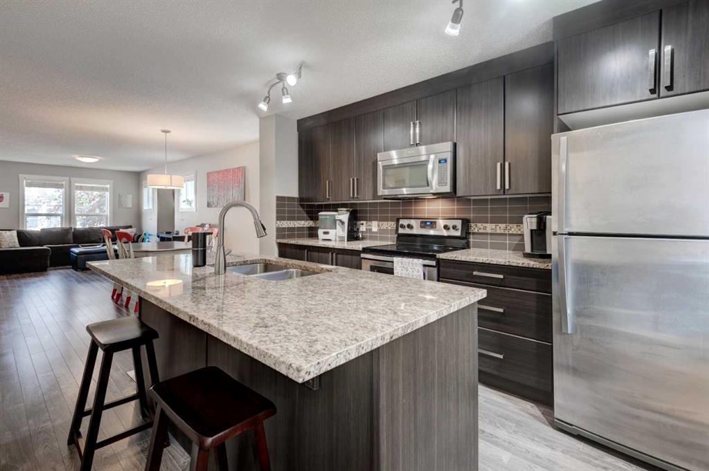 532 Mckenzie Towne Close SE, Calgary, Alberta, T2Z 1A8