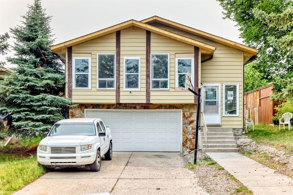 19 Berwick Crescent NW, Calgary, Alberta, T3K 1P7