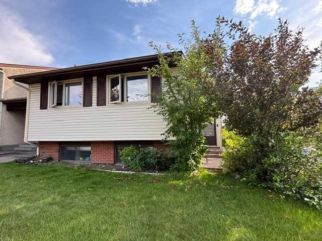 107 Silvergrove Road NW, Calgary, Alberta, T3B 4Z6