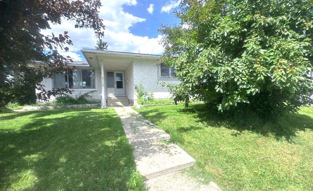 235 Penbrooke Close SE, Calgary, Alberta, T2A 3N9