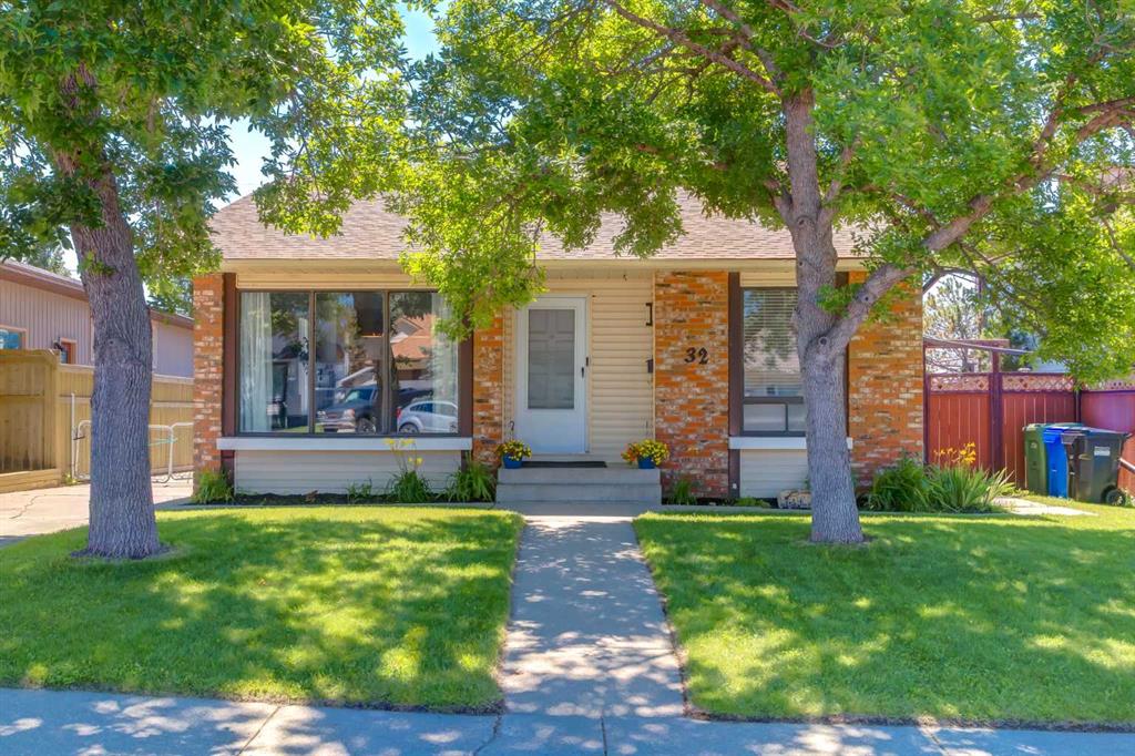 32 Berkley Place NW, Calgary, Alberta, T3K 1A7