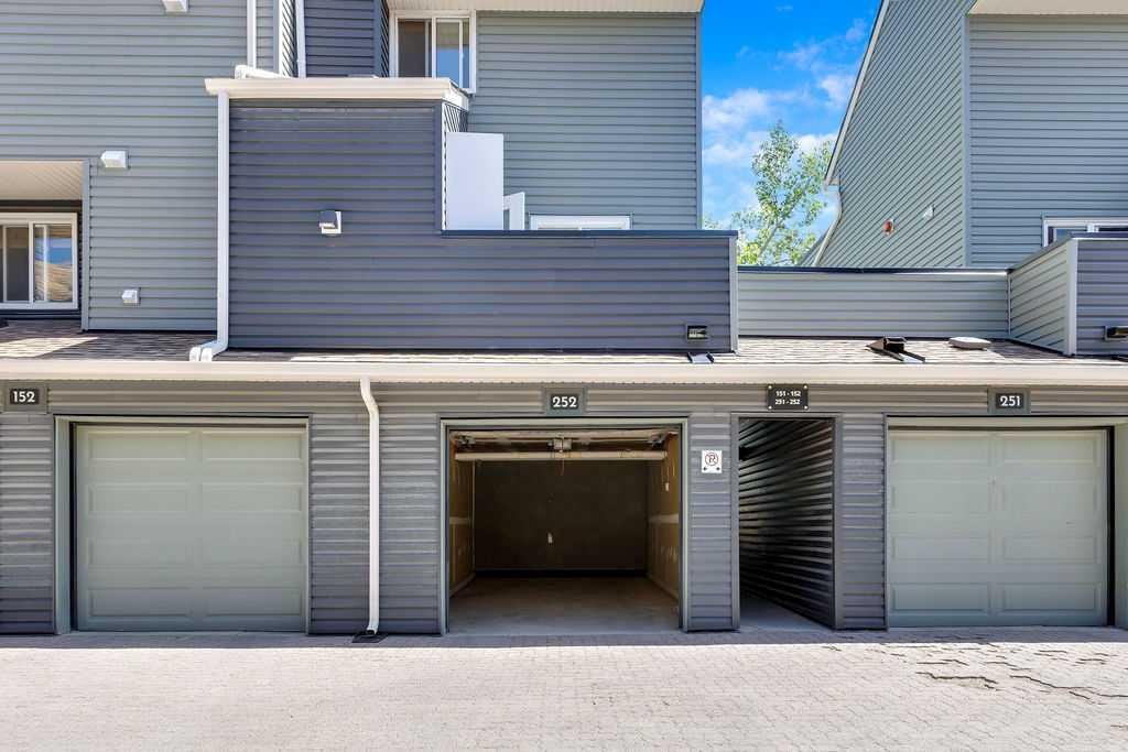 #252 66 Glamis Green SW, Calgary, Alberta, T3E6V1