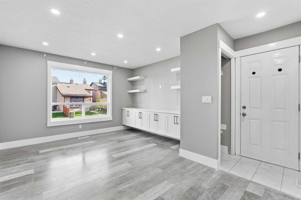 99 Pinecliff Close, Calgary, Alberta, T1Y4N4