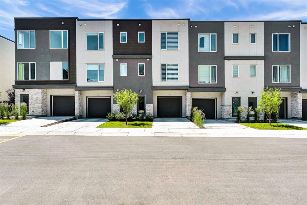426 Shawnee Square SW, Calgary, Alberta, T2Y 0W4