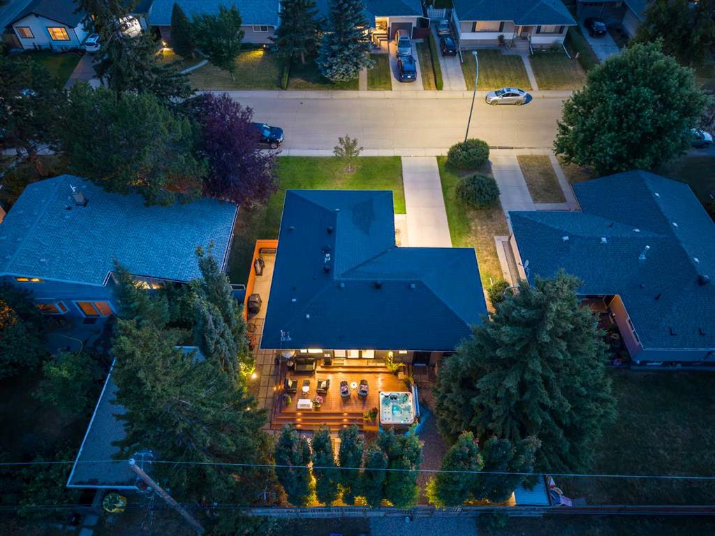 20 Gainsborough Drive SW, Calgary, Alberta, T3E 4W7