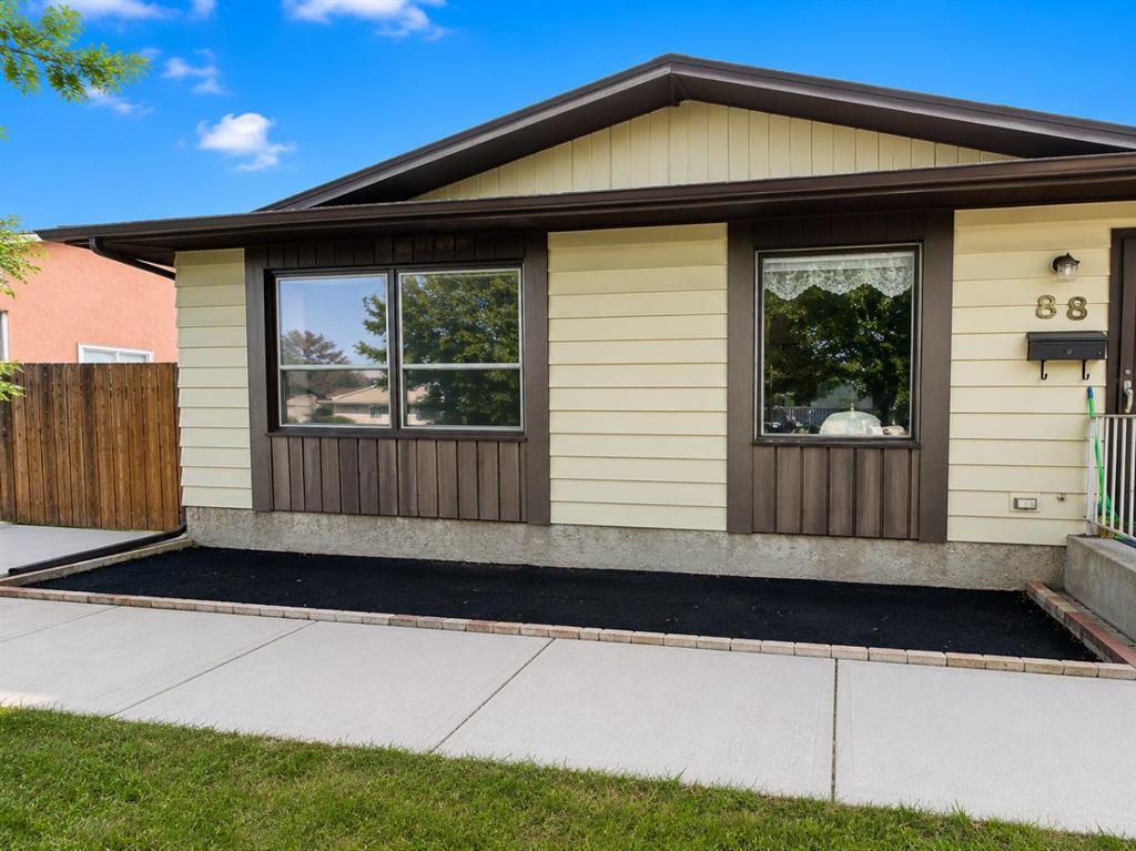 88 Castleglen Way NE, Calgary, Alberta, T3J 1T3