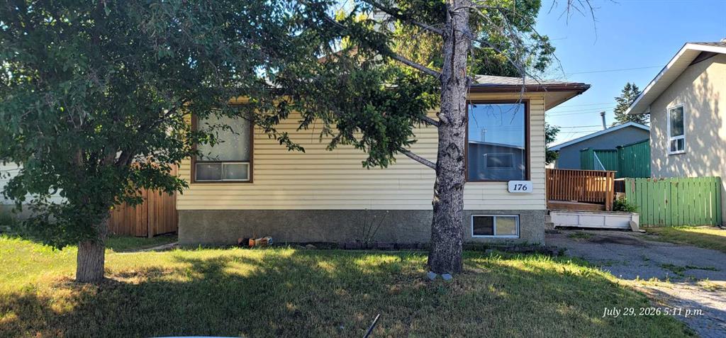 176 Penbrooke Close SE, Calgary, Alberta, T2A 3P1