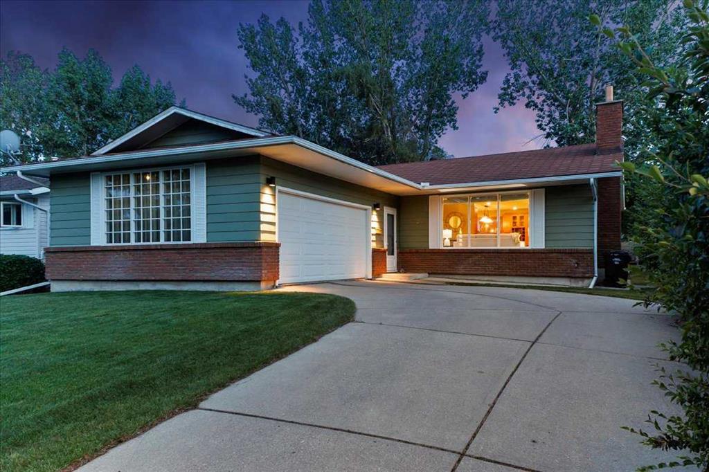124 Oakmoor Place SW, Calgary, Alberta, T2V 4A3