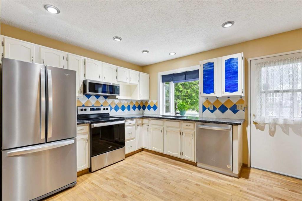107 Bermuda Drive NW, Calgary, Alberta, T3K 1H6