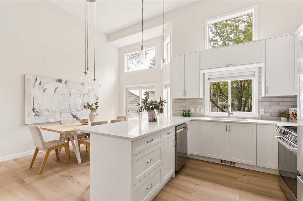 4 Kingsland Villas SW, Calgary, Alberta, T2V5J9